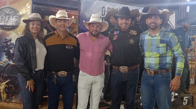 Rodeio Profissional e shows com entrada franca: Festa Country, no Parque de Exposições Hercílio Ferreira, é sucesso!